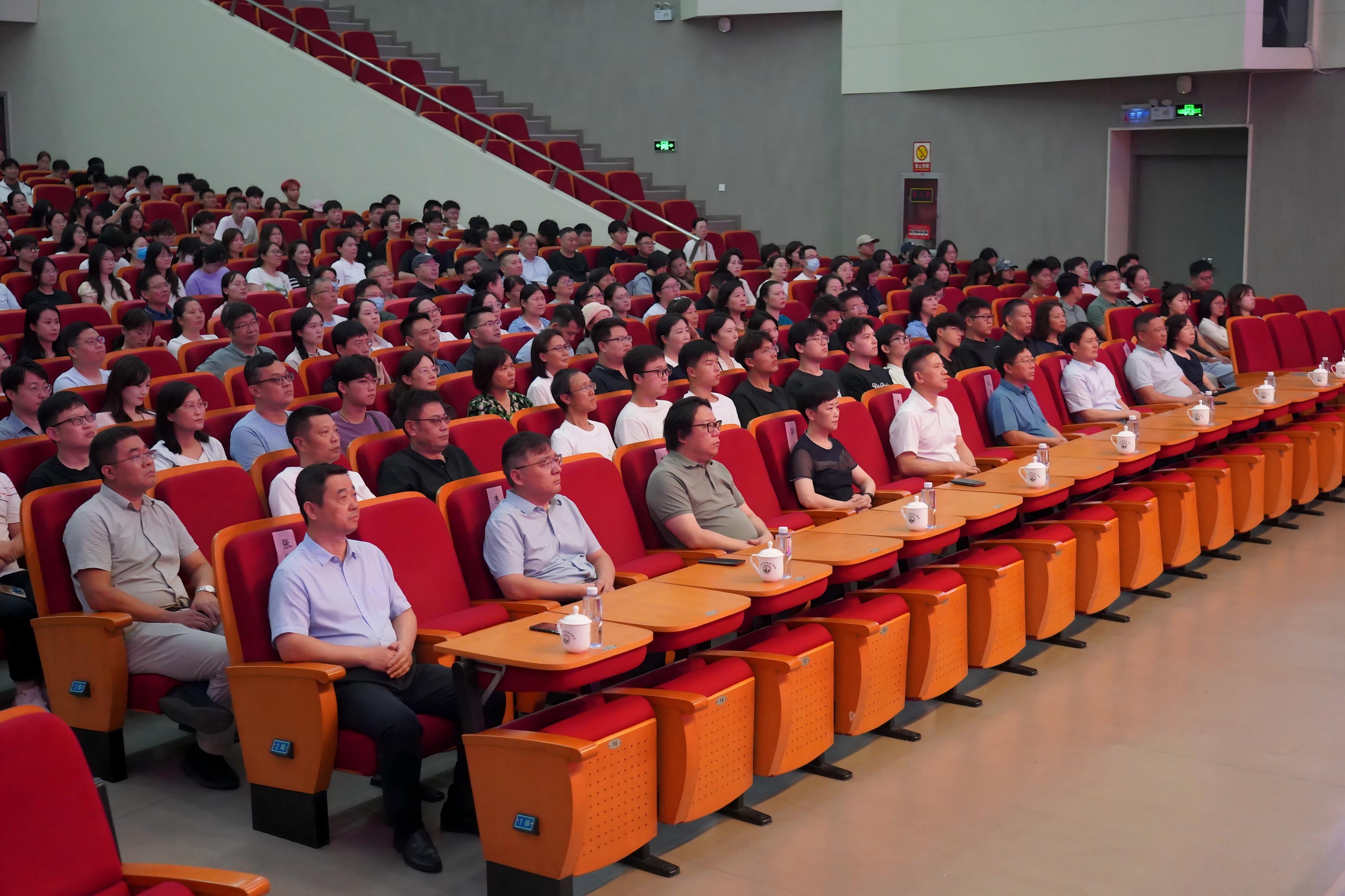 我校师生集中收看纪念中国人民抗日战争暨世界反法西斯战争胜利80周年大会